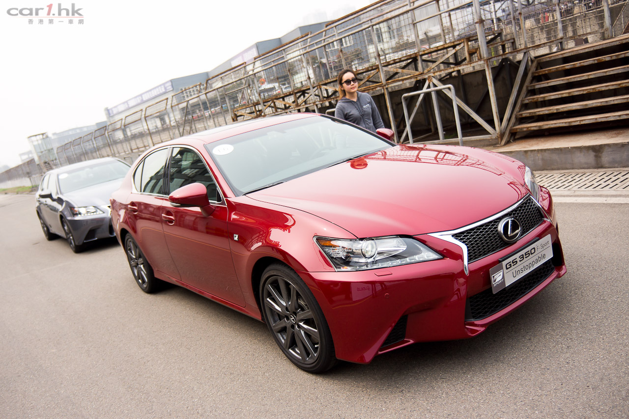 講到高性能房車,大家最關心的就是轉向是否靈敏。GS350 F-Sport 為了提升它的操控性,將四輛轉向系統放到這架車身上。在 EPS 電子動力轉向系統、VGRS 可變齒輪比轉向系統和 DRS 動感後輪轉向系統一同配合下,低速時可令轉向半徑減低,在窄路調頭或泊車更就手;在高速行車時,後輪的轉向會提升車身的穩定性和靈敏度。在成都賽車場時,多個彎位以 70km/h 攻入去,車身指向性依然很準,四輪依然貼著地面線性穿過去,相比 GS 普通版來轉向更瀟灑更有信心。 駕駛感提升之餘,GS350 F-Sport 同樣